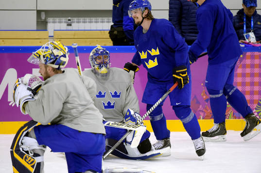 Sveriges Erik Karlsson klappar om Sveriges målvakt Henrik