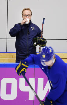 Förbundskapten Pär Mårts dricker varm dryck
