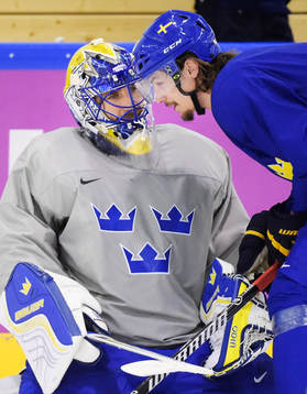 Målvakten Henrik Lundqvist och Erik Karlsson pratar med