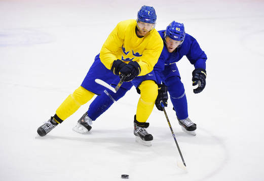 Henrik Tallinder kämpar om pucken mot Gabriel Landeskog