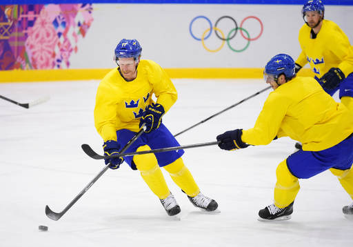 Daniel Alfredsson utmanas av Alexander Steen på Sveriges