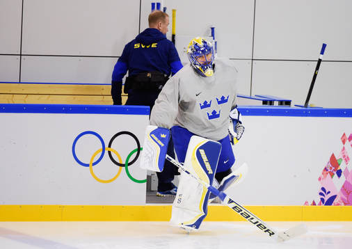 Målvakten Henrik Lundqvist åker in på isen för Sveriges