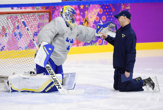 Målvakten Henrik Lundqvist  i samtal med