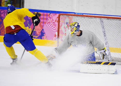 Målvakten Jonas Gustavsson utmanas på Sveriges