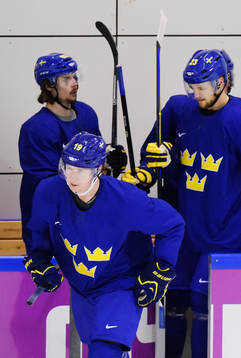 Nicklas Bäckström på väg ut till isen på Sveriges
