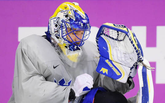 Målvakten Henrik Lundqvist inspekterar sin högra hand