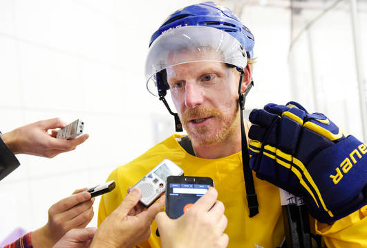 Daniel Alfredsson blir intervjuad av media