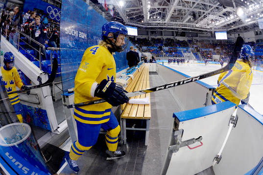 Sveriges Jenni Asserholt går på isen innan semifinalen i