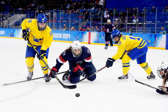 s Hilary Knight kämpar för pucken med Sveriges Anna