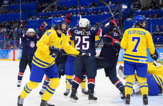 s Alex Carpenter jublar