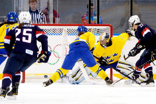 s Hilary Knight skjuter på Sveriges målvakt Valentina