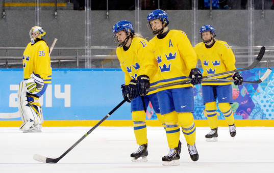 Sveriges målvakt Valentina Wallner,  Cecilia Östberg,
