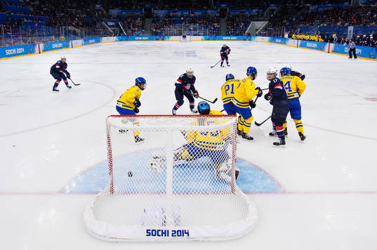 s Jocelyne Lamoureux skjuter in 4-0-pucken bakom Sveriges