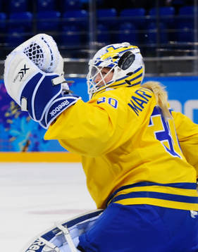En puck går bakom Sveriges målvakt Kim Martin Hasson