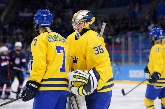 Sveriges Johanna Olofsson och målvakt Valentina Wallner