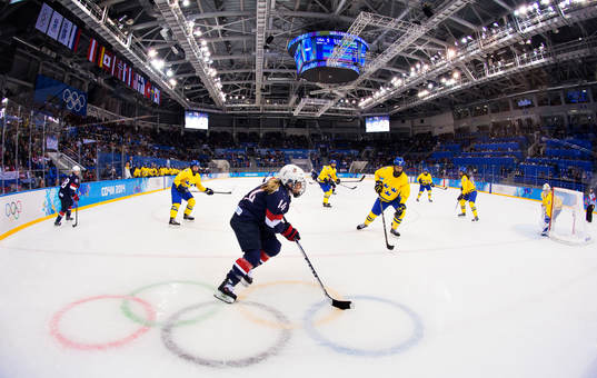s Brianna Decker avancerar med pucken