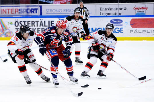 Södertäljes Peter Nolander och Malmö Redhawks Tomas