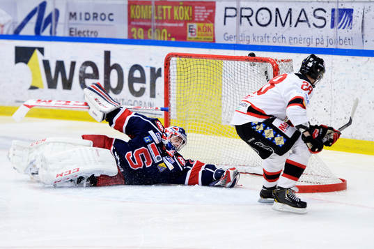 Malmö Redhawks Jens Olsson gör 1-1 bakom  Södertäljes