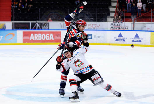 Södertäljes Mike Bergin och Malmö Redhawks Mattias