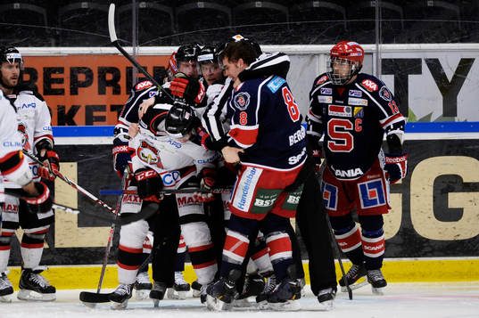Malmö Redhawks Björn Svensson och  Södertäljes Mike