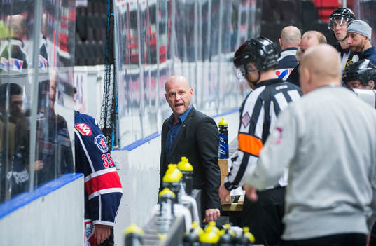Södertäljes tränare Andreas Johansson inväntar domaren