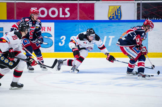 Malmö Redhawks Brian Ihnacak jagar puck