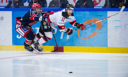 Södertäljes Fredric Andersson och Malmö Redhawks Joey