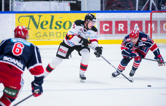 Malmö Redhawks Johan Björk spelar puck