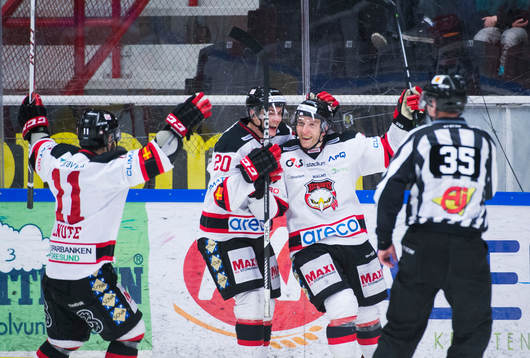 Malmö Redhawks Joey Tenute och Henrik Hetta kramar om