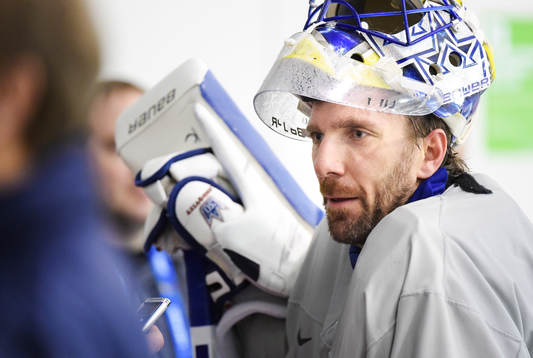 Målvakten Henrik Lundqvist blir intervjuad av media