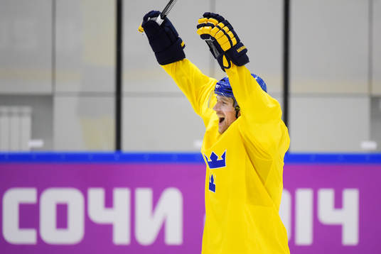 Patrik Berglund jublar på Sveriges ishockeylandslags