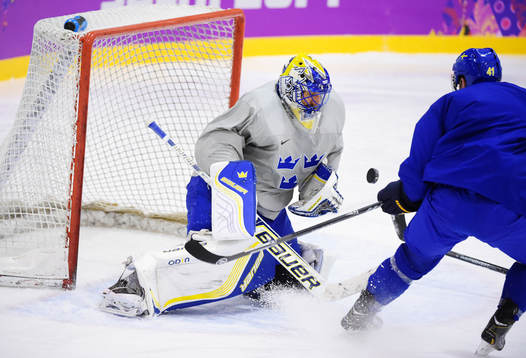 Målvakten Henrik Lundqvist räddar ett skott på Sveriges