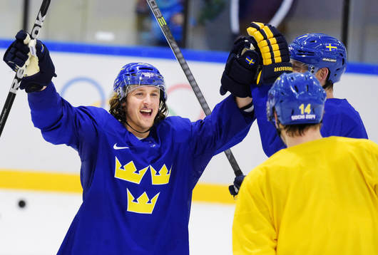 Carl Hagelin jublar på Sveriges ishockeylandslags träning