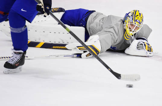 Målvakten Jonas Gustavsson sträcker sig