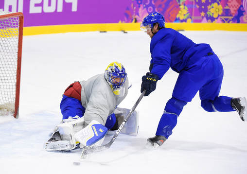 Målvakten Henrik Lundqvist räddar en straff från Niklas