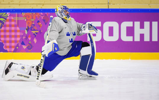 Målvakten Henrik Lundqvist stretchar på Sveriges
