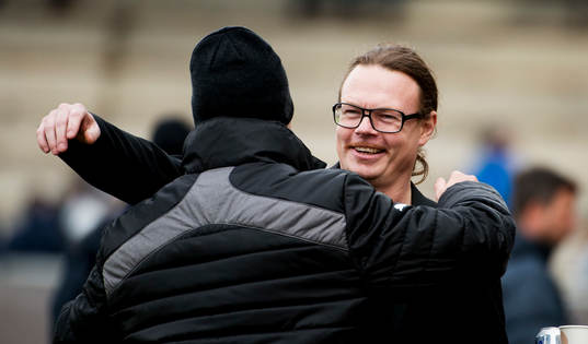 Andreas Yngvesson kramar Olof Persson
