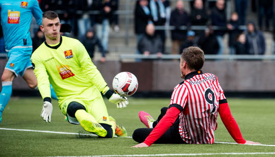 Malmös Markus Rosenberg skjuter på målvakten