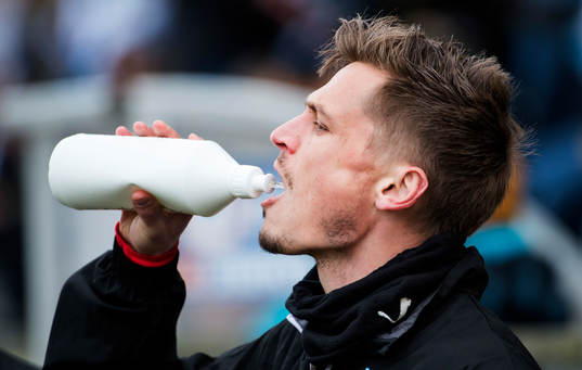 Malmös Markus Rosenberg dricker vatten