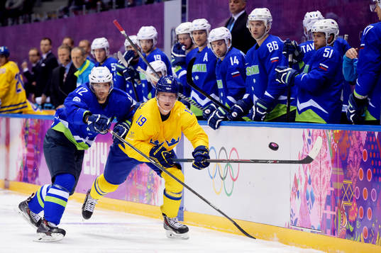 Sveriges Nicklas Bäckström kämpar för pucken med