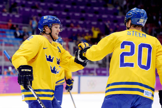 Sveriges Gabriel Landeskog gratulerar Sveriges Alexander