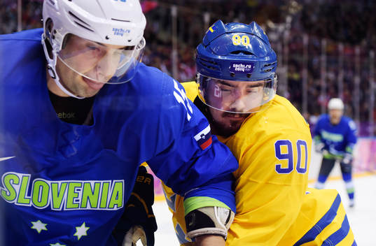 Sloveniens Blaz Gregorc utmanas av Sveriges Marcus Johansson