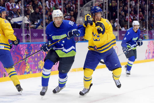 Sloveniens Sabahudin Kovacevic och Sveriges Loui Eriksson