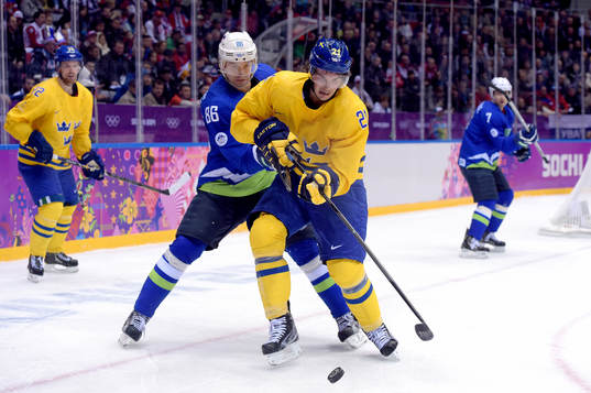 Sloveniens Sabahudin Kovacevic och Sveriges Loui Eriksson