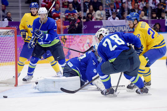 Sveriges Daniel Sedin framför mål