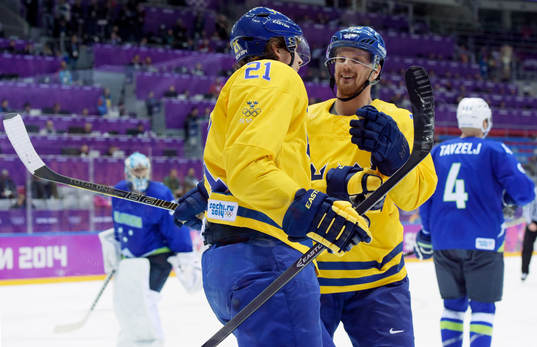 Sveriges Loui Eriksson och Sveriges Daniel Sedin jublar