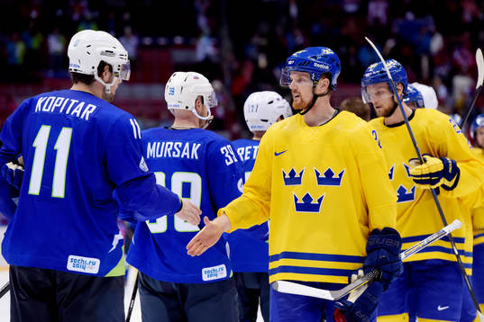 Sveriges Daniel Sedin och Sloveniens Anze Kopitar tackar