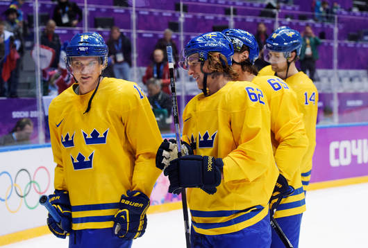 Sveriges Jakob Silfverberg och Carl Hagelin lämnar isen