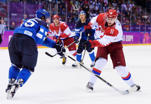 Rysslands Yevgeni Malkin skjuter ett skott