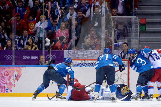 Finlands målvakt Kari Lehtonen räddar en puck från
